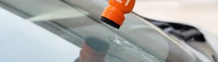 Bước 3: bóp dung dịch NOMA 922 lên kính